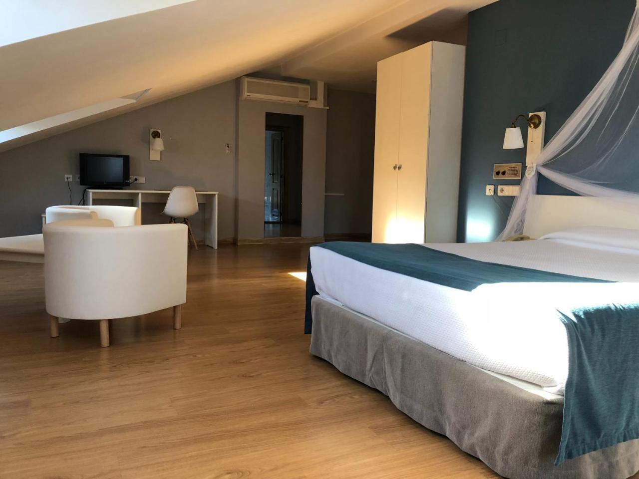 Hotel Jakue Puente La Reina Bagian luar foto