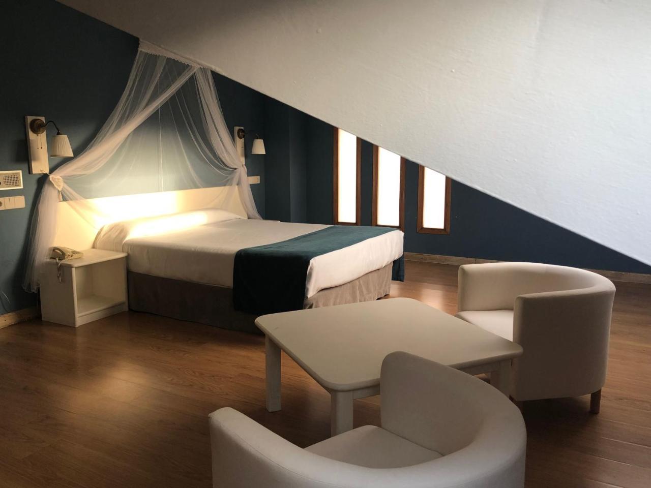 Hotel Jakue Puente La Reina Bagian luar foto